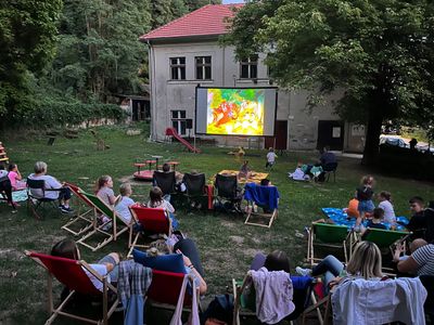 kino pred kucom