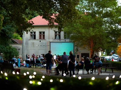 kino pred kucom